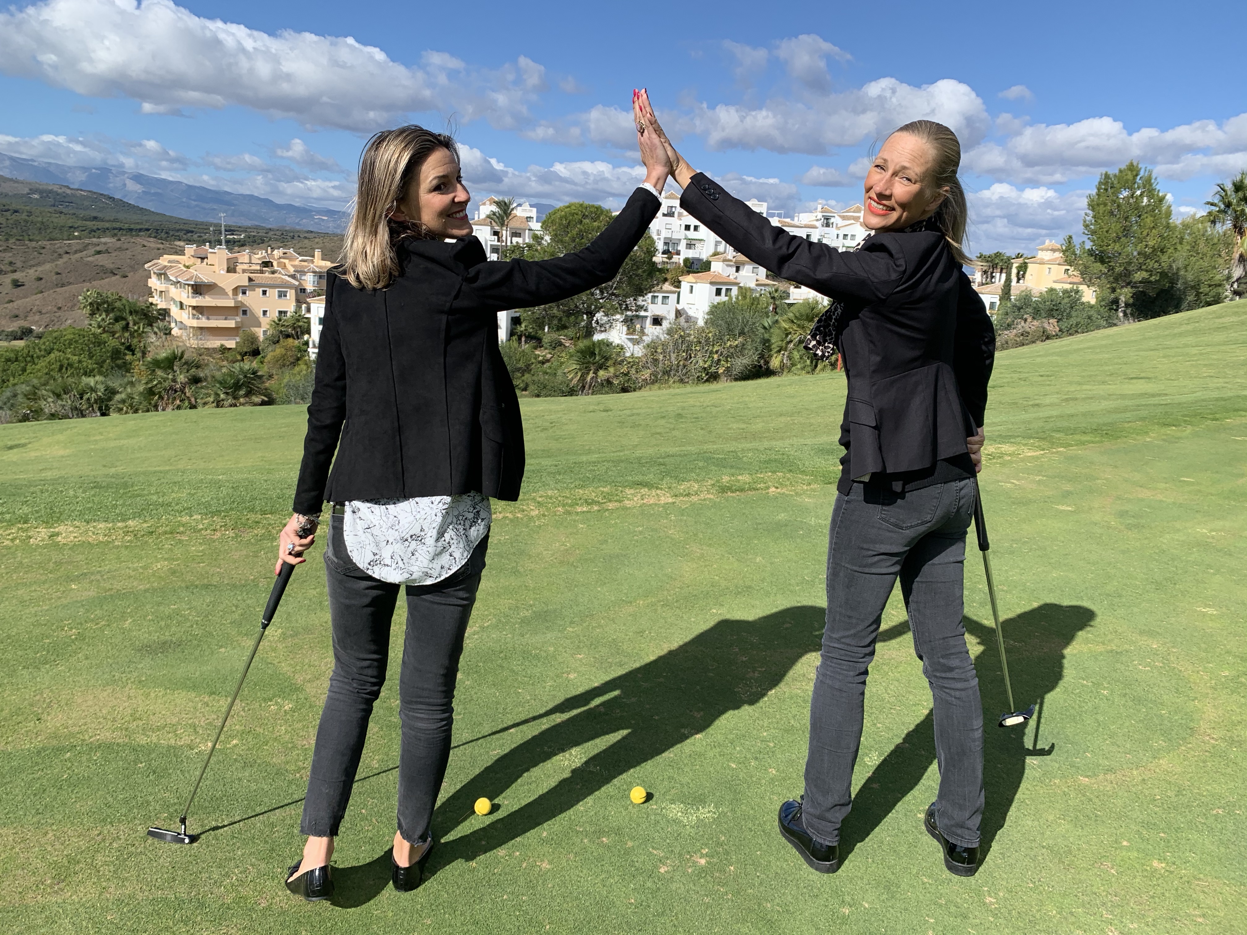Sabina y Laura:  Amistad y diversión en Alhaurín Golf
