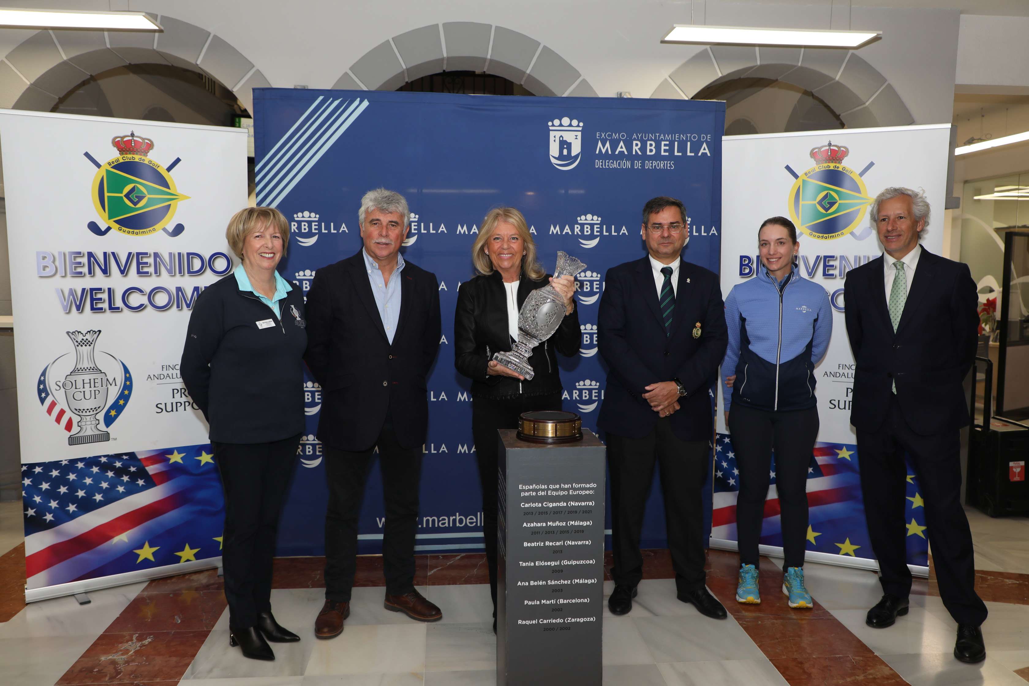 La alcaldesa de Marbella recibe el trofeo de la Solheim Cup