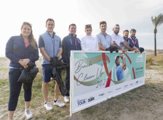 La playa de Torreguadiaro,  más limpia gracias al golf