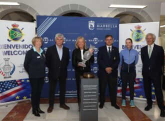 La alcaldesa de Marbella recibe el trofeo de la Solheim Cup