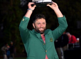 Jon Rahm se viste la Chaqueta verde de Augusta