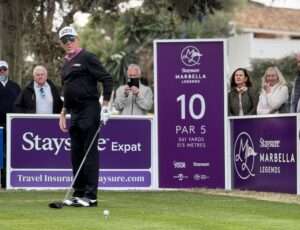 Monty acaricia el trofeo del Staysure Marbella, Revista de Golf para Mujeres, Ladies In Golf