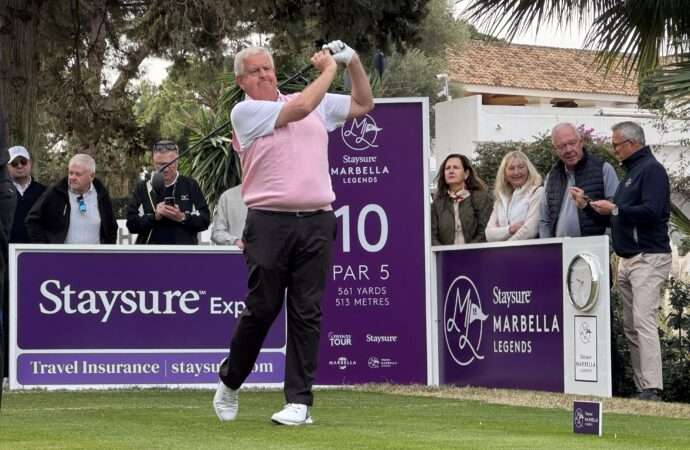 Monty acaricia el trofeo del Staysure Marbella, Revista de Golf para Mujeres, Ladies In Golf