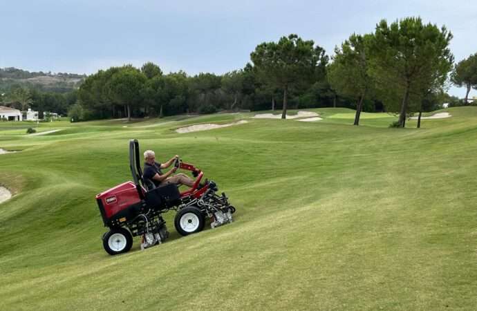 Greenkeepers prueban la segadora Toro Reelmaster 3575, Revista de Golf para Mujeres, Ladies In Golf