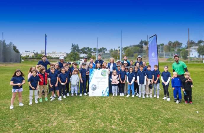 La Alcaldesa de Marbella en el Clinic de Angel Hidalgo en The Range, Revista de Golf para Mujeres, Ladies In Golf