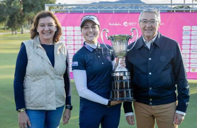 Francisco Salado celebra el triunfo de Nastasia Nadaud, Revista de Golf para Mujeres, Ladies In Golf